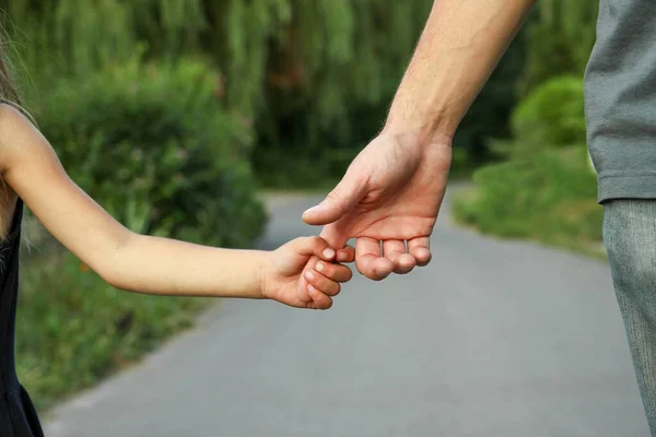 Pai Segurando Mão Criança Com Fundo Feliz — Fotografia de Stock