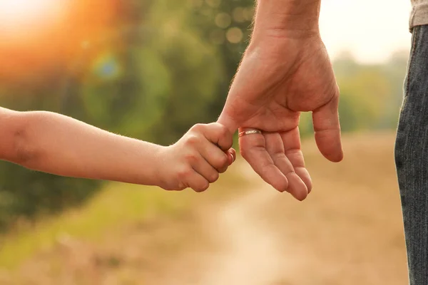 Padre Sosteniendo Mano Del Niño Con Fondo Feliz — Foto de Stock