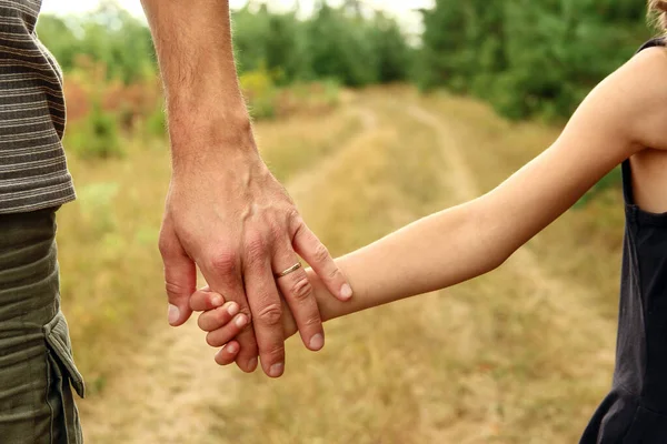 親は自然界で小さな子供の手を握り — ストック写真