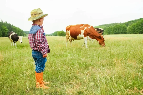 Heureux Bébé Cow Boy Dans Nature — Photo