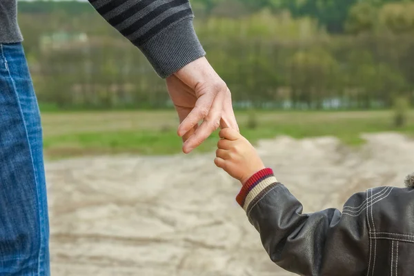 Mooie Handen Van Ouder Kind Buiten Het Park — Stockfoto