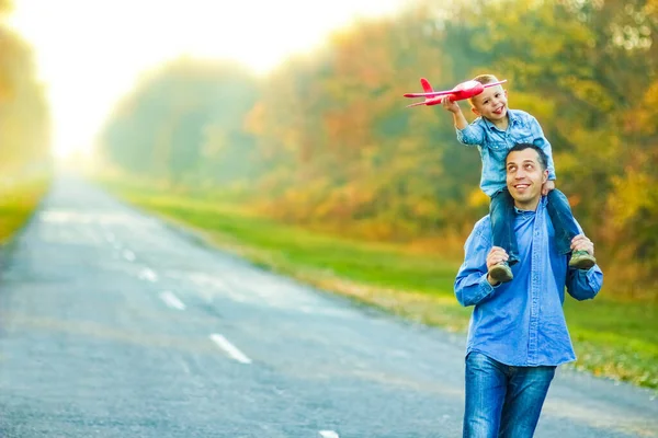 Gelukkige Ouder Wandelingen Langs Weg Met Een Kind Een Vliegtuig — Stockfoto