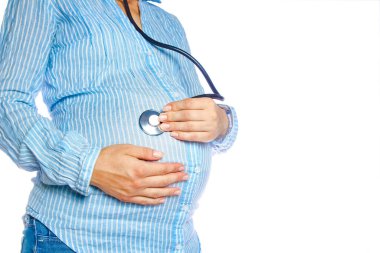 Mutlu hamile kız beyaz arka planda yatıyor.