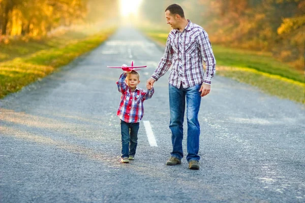 Happy Parent Walks Road Child Airplane Park Nature Travel — Stock Photo, Image