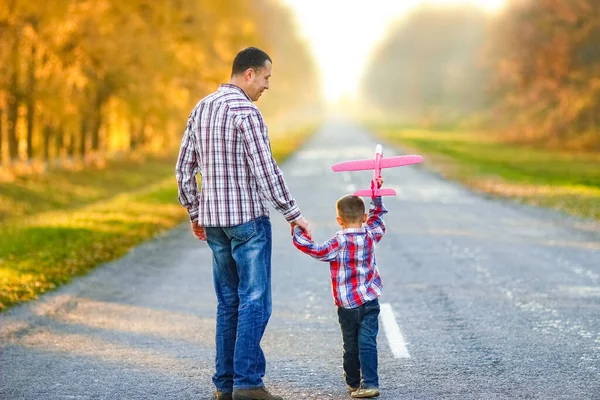 Happy Parent Marche Long Route Avec Enfant Avion Dans Parc — Photo