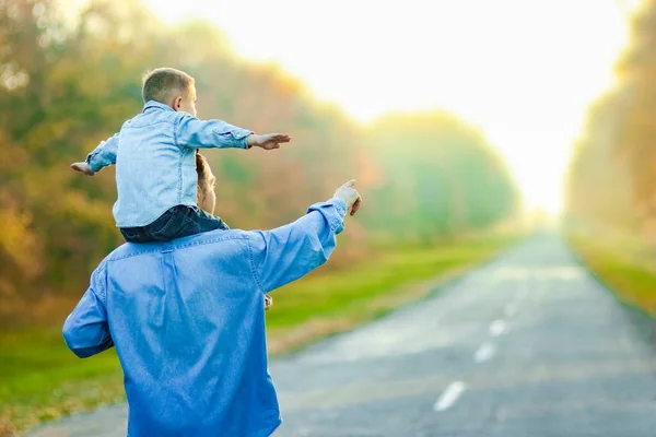 Parent Heureux Avec Enfant Marchent Long Route Dans Parc Sur — Photo