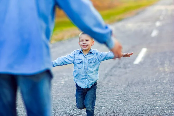 Pai Feliz Com Criança Estão Andando Longo Estrada Parque Viagens — Fotografia de Stock