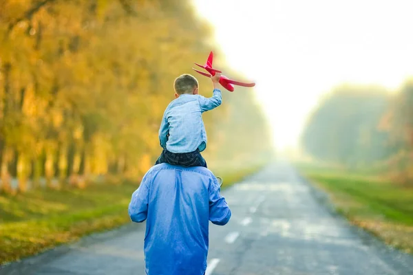Buon Genitore Cammina Lungo Strada Con Bambino Aeroplano Nel Parco — Foto Stock