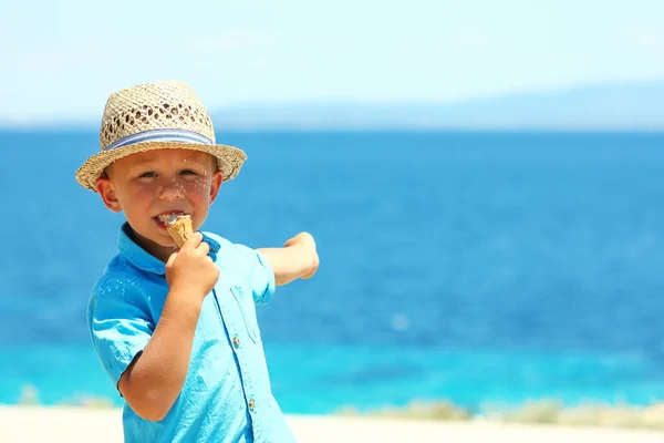 Χαρούμενο Αγόρι Που Τρώει Παγωτό Κοντά Στη Θάλασσα — Φωτογραφία Αρχείου