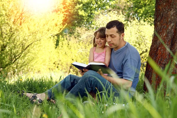 Padre Joven Con Una Pequeña Hija Leyendo Biblia —  Fotos de Stock