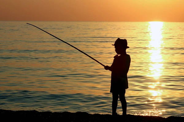 Σιλουέτα Ενός Αγοριού Καλάμι Ψαρέματος Στη Θάλασσα — Φωτογραφία Αρχείου