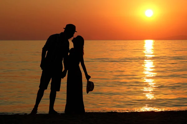 Silueta Una Feliz Pareja Amorosa Atardecer Orilla Del Mar — Foto de Stock