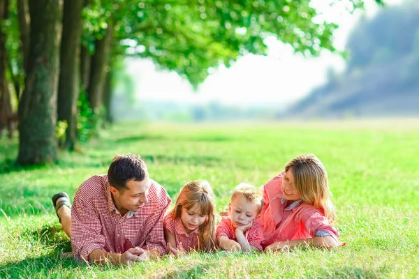 Famiglia Felice Nella Natura — Foto Stock