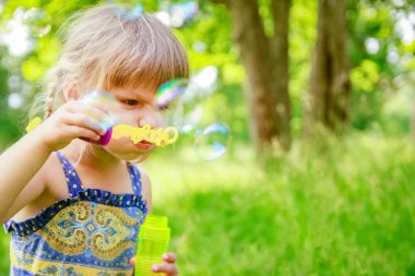 Mutlu çocuk doğa parkında oynarken eğleniyor.