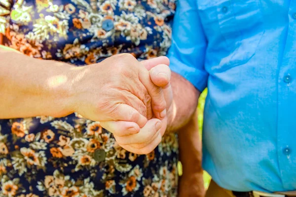 Handen Van Een Gelukkig Stel Van Middelbare Leeftijd Achtergrond Van — Stockfoto