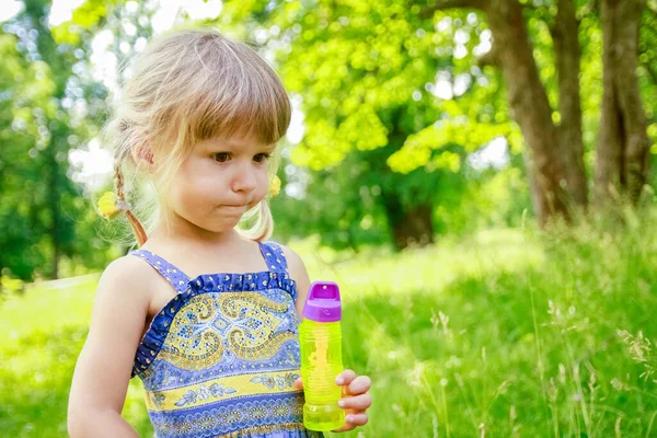 Mutlu Çocuk Doğa Parkında Oynarken Eğleniyor — Stok fotoğraf