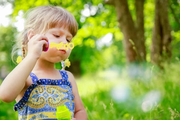 Niño Feliz Divirtiéndose Jugando Parque Natural — Foto de Stock