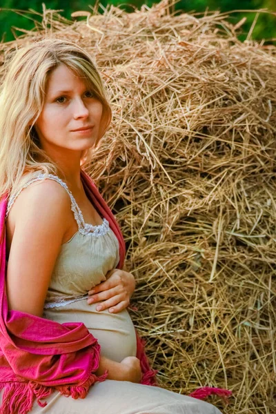 Glückliche Schwangere Frau Der Natur Hintergrund Eines Parks — Stockfoto