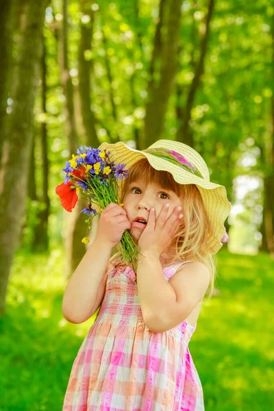 Niño Feliz Divirtiéndose Jugando Parque Natural — Foto de Stock