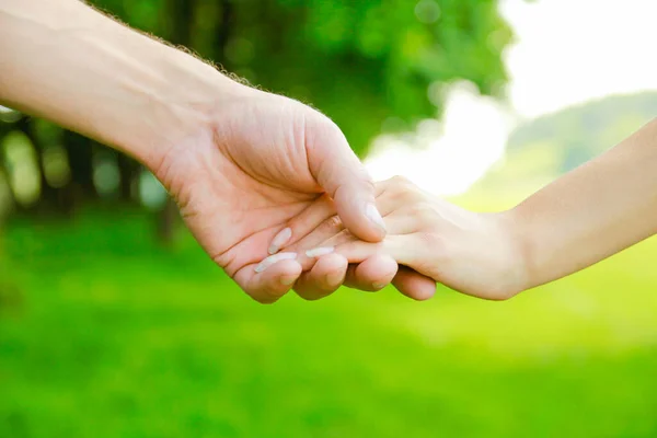 Handen Gelukkig Ouders Kind Buiten Het Park — Stockfoto