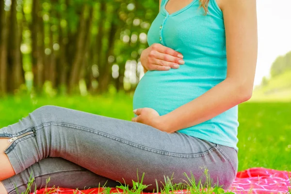 Lycklig Gravid Kvinna Med Kille Park Naturen Bakgrund — Stockfoto