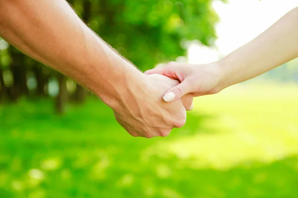 Handen Gelukkig Ouders Kind Buiten Het Park — Stockfoto