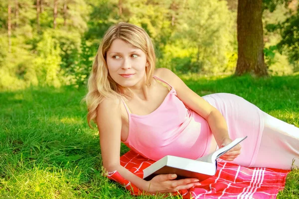 Fille Heureuse Sur Nature Lecture Livre Dans Parc — Photo