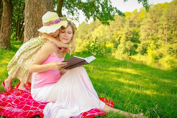 Fille Heureuse Sur Nature Lecture Livre Dans Parc — Photo