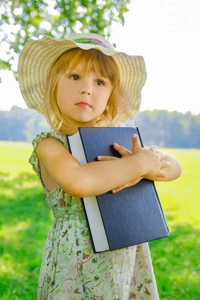 Enfant Heureux Avec Livre Sur Nature Bible Dans Parc — Photo