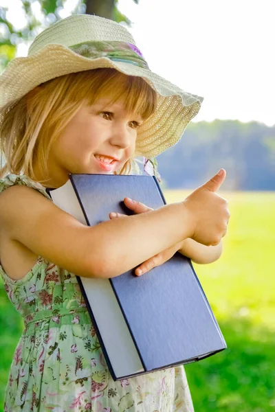 Szczęśliwe Dziecko Książką Naturze Biblii Parku — Zdjęcie stockowe