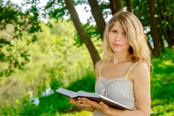 Menina Feliz Sobre Natureza Ler Livro Parque — Fotografia de Stock