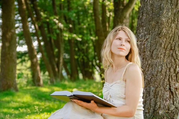 Parkta Kitap Okumanın Doğası Gereği Mutlu Bir Kız — Stok fotoğraf