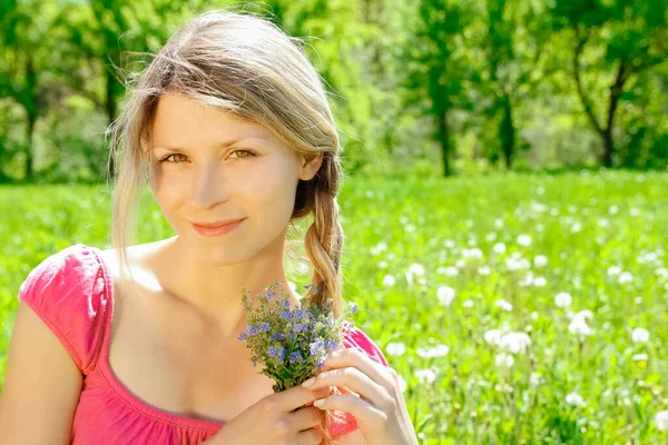 Mulher Grávida Feliz Sobre Natureza Parque — Fotografia de Stock