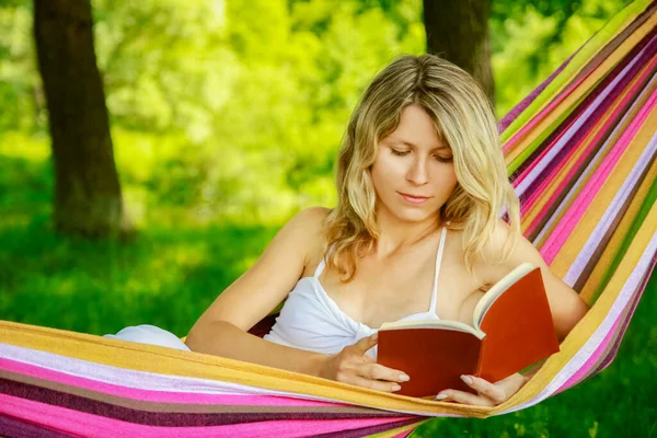 Glad Flicka Läser Bok Hängmatta Utomhus Parken — Stockfoto