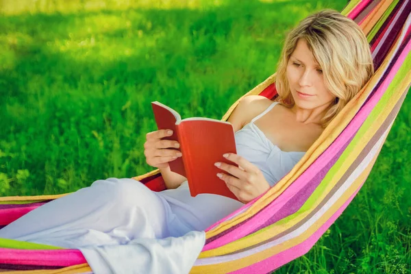 Gelukkig Meisje Het Lezen Van Een Boek Een Hangmat Buiten — Stockfoto