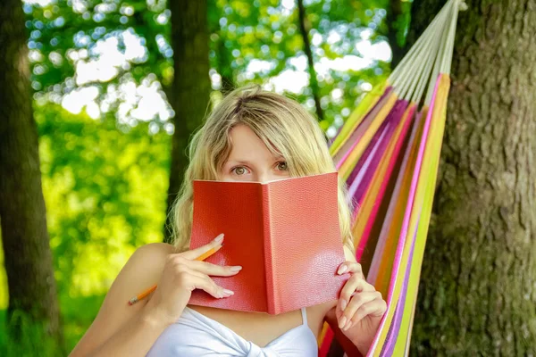 Chica Feliz Leyendo Libro Una Hamaca Aire Libre Parque —  Fotos de Stock