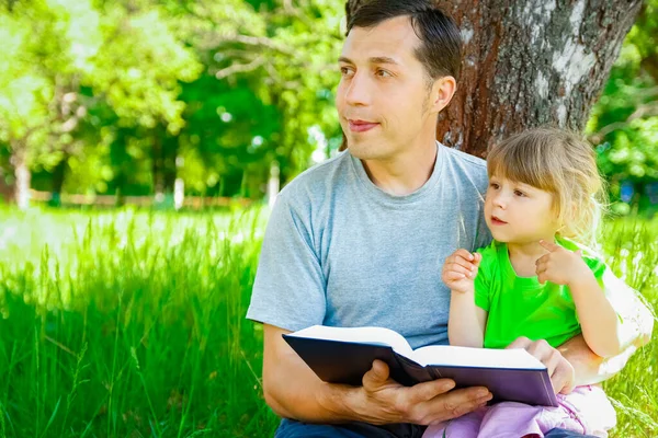 Szczęśliwy Ojciec Dzieckiem Czytającym Książkę Naturze Biblii — Zdjęcie stockowe