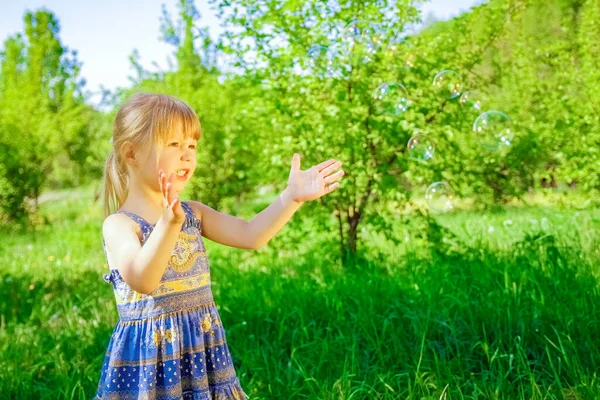 Šťastný Dítě Foukání Bubliny Přírodě Párech — Stock fotografie