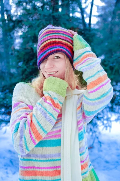 自然の中で幸せな女の子公園で冬の肖像画 — ストック写真
