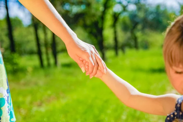 Hands Happy Parents Child Outdoors Park — Stock Photo, Image