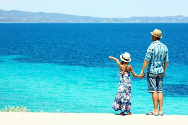 Pai Feliz Com Uma Filha Criança Junto Mar — Fotografia de Stock