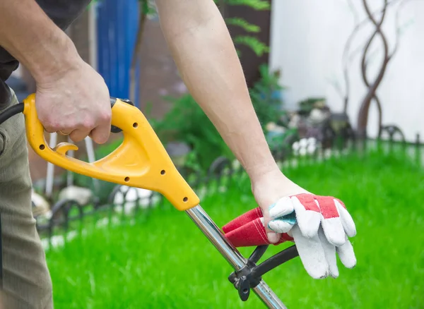 Homme Tond Herbe Avec Une Tondeuse Dans Jardin — Photo