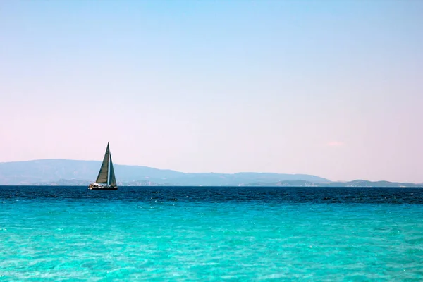 Jacht Błękitnym Morzu Lecie Grecji — Zdjęcie stockowe