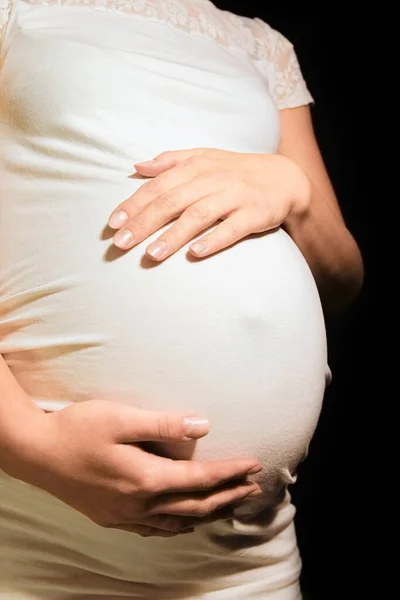 Mooie Jonge Zwangere Vrouw Een Zwarte Achtergrond — Stockfoto
