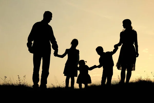 Silueta Una Familia Feliz Con Niños Natur —  Fotos de Stock