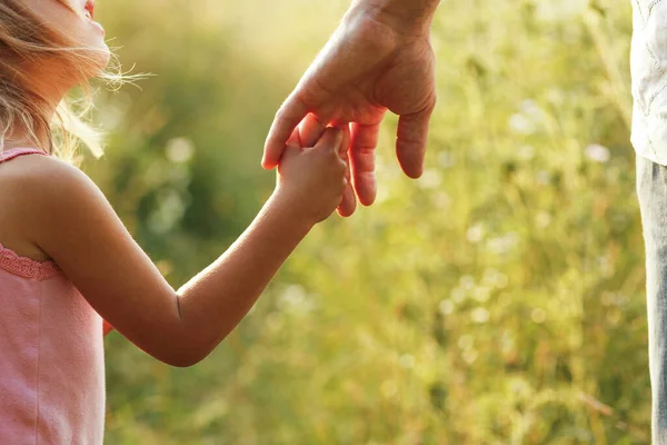 Ruce Rodiče Dítěte Venku Parku — Stock fotografie