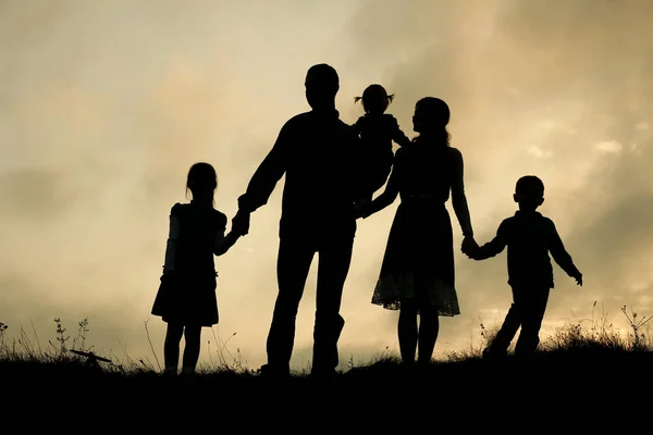 Silhouette Einer Glücklichen Familie Mit Kindern Der Natur — Stockfoto