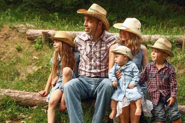 Lycklig Ung Familj Med Barn Cowboys — Stockfoto