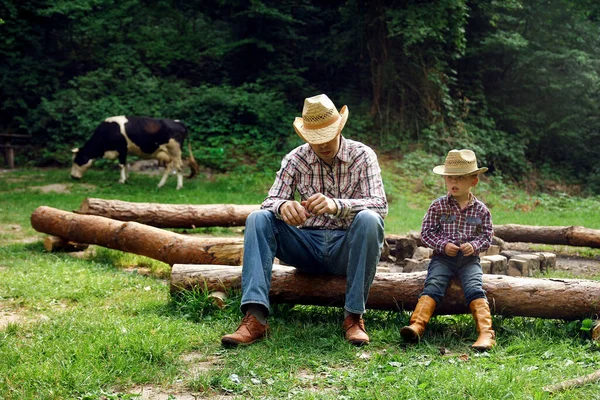 Heureux Enfant Avec Cow Boy Parent Dans Nature Dans Champ — Photo