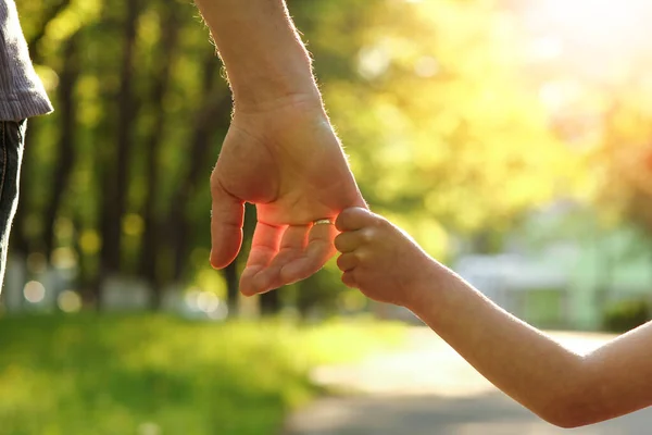 Der Elternteil Hält Die Hand Des Kindes Mit Einem Glücklichen — Stockfoto